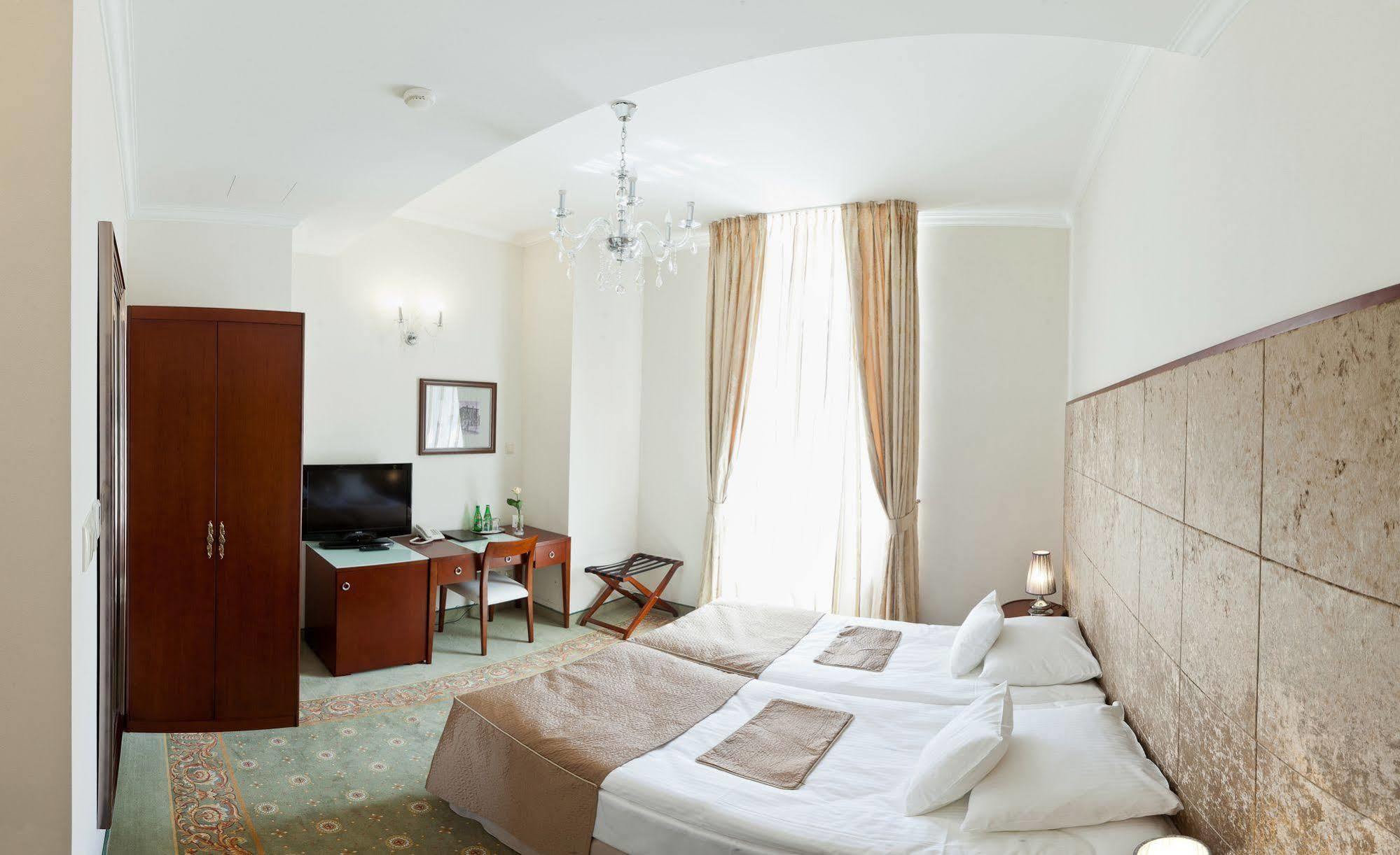 Hotel Willa Hueta Kielce Ngoại thất bức ảnh